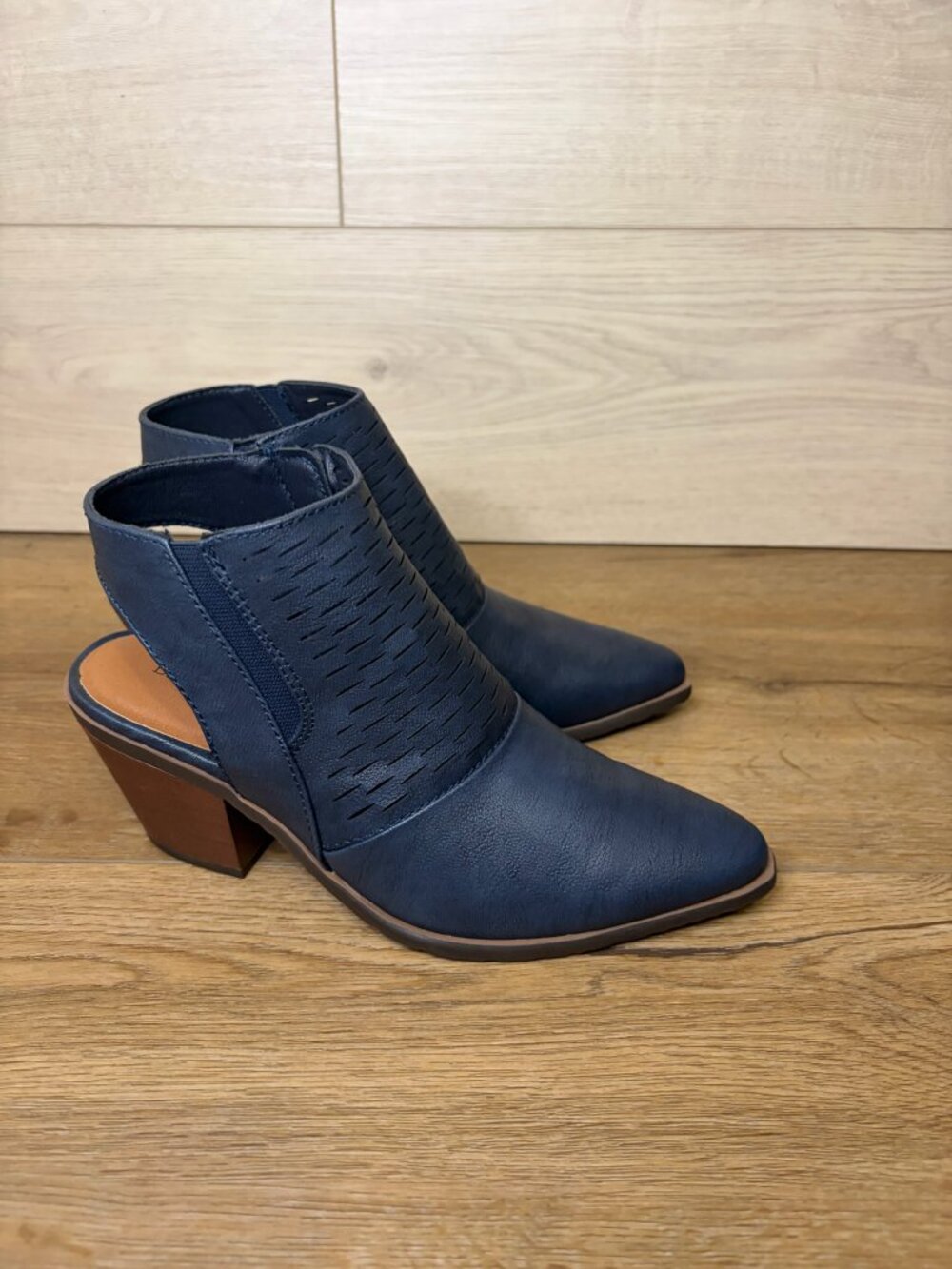BareTraps Women's Yangley Block Heel Ankle Bootie Size 7M